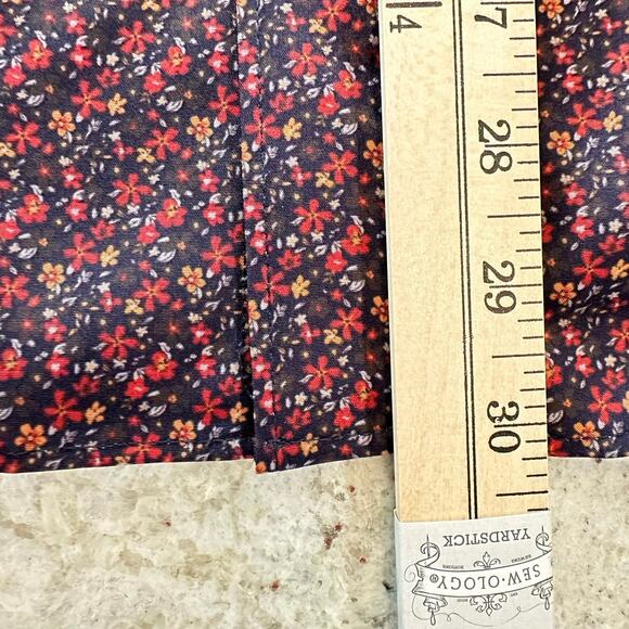 Society of threads size medium, four-way stretch, blue, and red floral - Picture 5 of 12